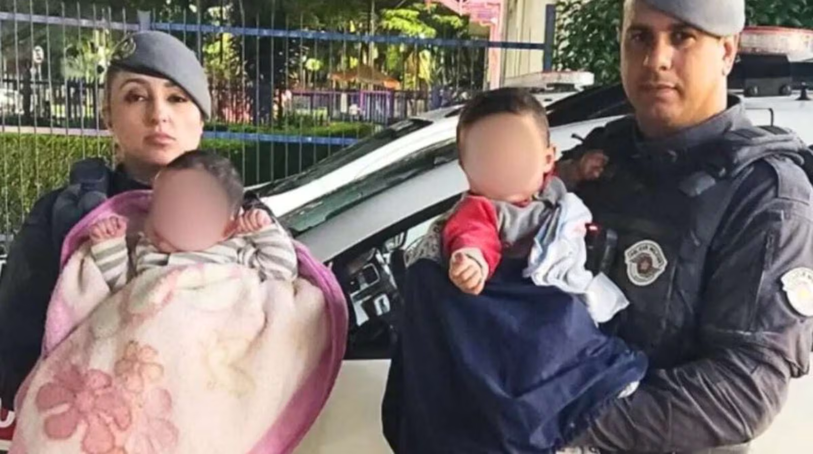Casal de bebês gêmeos após terem sido resgatados