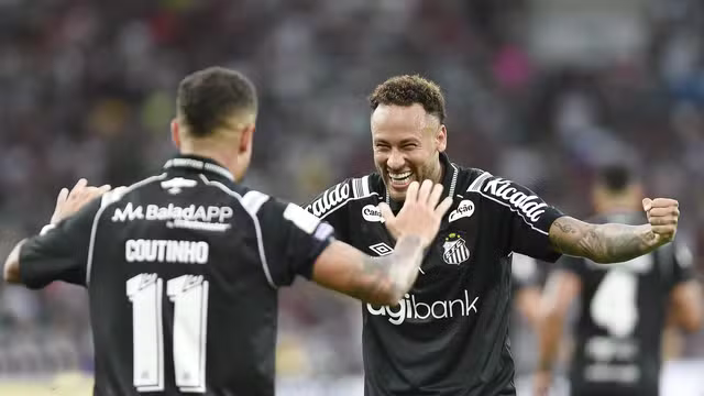 Coutinho e Neymar comemoram gol do Santos contra o Fluminense (Foto: Alexandre Durão)