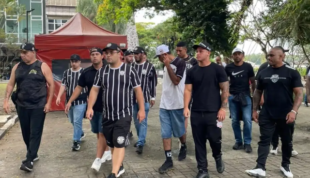 Torcidas organizadas do Corinthians se reuniram com Osmar Stabile no Parque São Jorge (