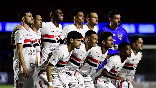 Time do São Paulo antes do jogo contra o Vasco (Foto: Marcos Ribolli)
