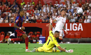 Raphinha encobre goleiro do Sevilla e amplia para o Barcelona