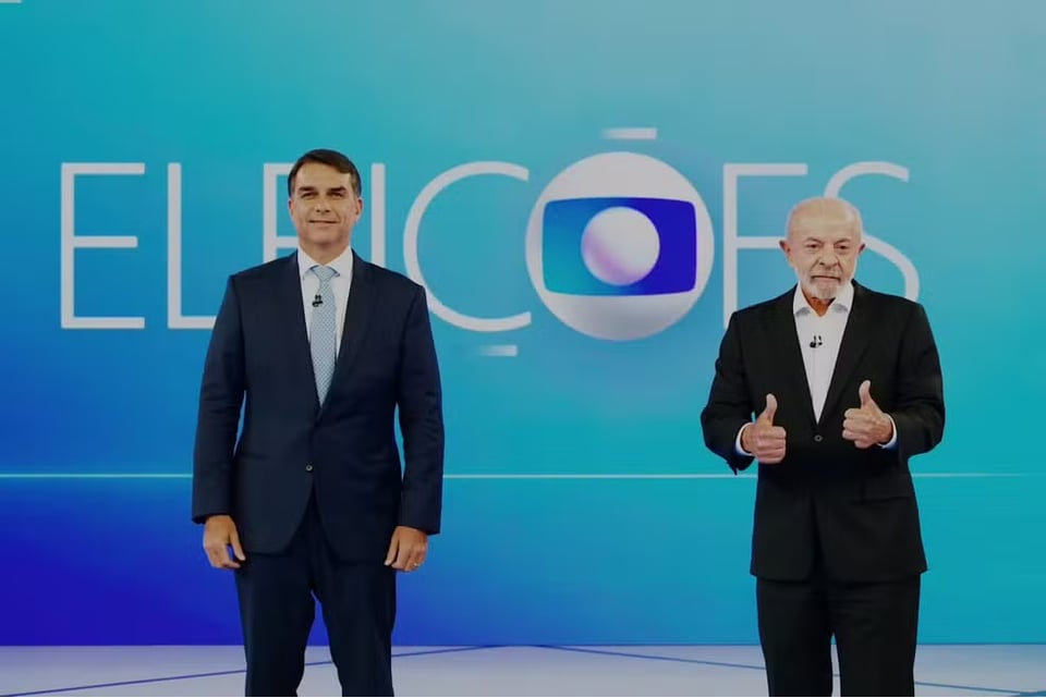 Flávio Bolsonaro e Lula no estúdio do debate desta sexta-feira (23) Foto: Globo/Manoella Mello