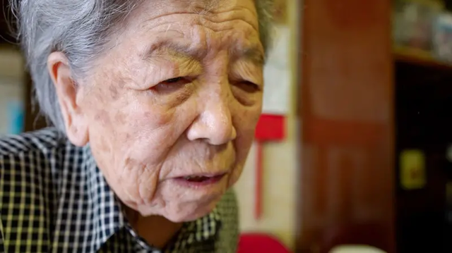 Yang tem 91 anos de idade e sofre de glaucoma. Sua visão é cada vez mais deficiente, o que dificulta suas tarefas comuns do dia a dia