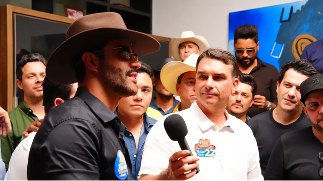 Flávio Bolsonaro em encontro com sertanejos em Goiânia