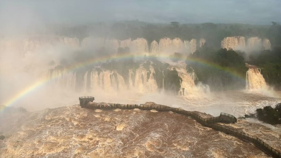 Vista ampla das Cataratas