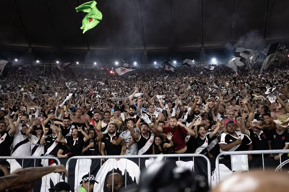 Torcida do Vasco presente no Maracanã, na classificação sobre o Fluminense — Foto: Matheus Lima/Vasco