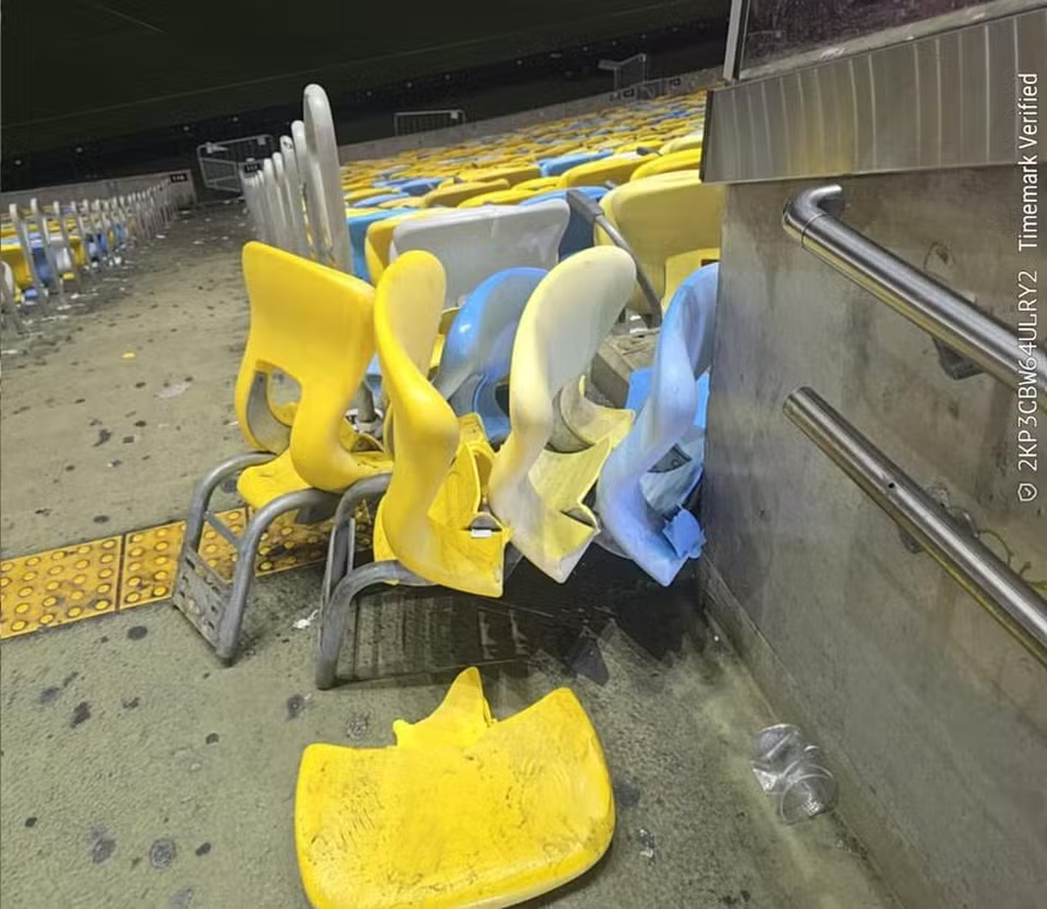 Cadeiras quebradas no Maracanã — Foto: Reprodução