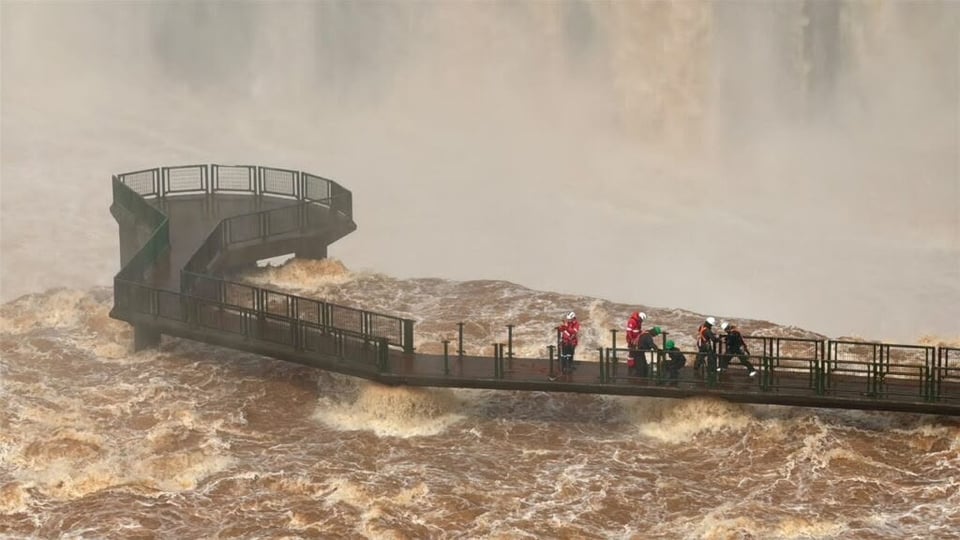 Equipe trabalha na passarela das Cataratas durante o protocolo de segurança adotado por causa da cheia.