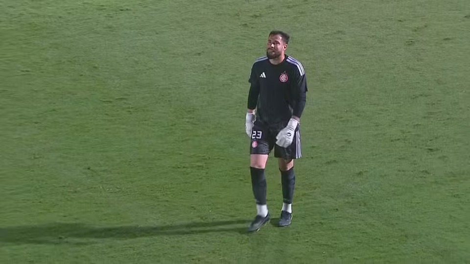 Matheus Cunha deixa o campo após ser expulso