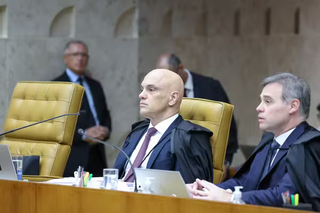 Os ministros Alexandre de Moraes e André Mendonça durante sessão plenária do STF no dia 17 de outubro de 2024 — Foto: Antonio Augusto/STF