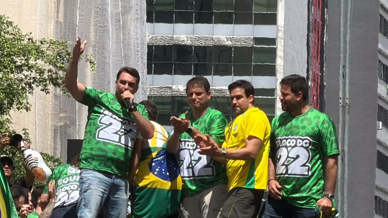 Flávio Bolsonaro (PL) faz discurso na Avenida Paulista neste domingo, 18 Foto: Gabriel Gatto/Terra