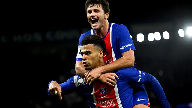 Doué e João Neves comemoram gol do PSG x Barcelona (Foto: AFP)
