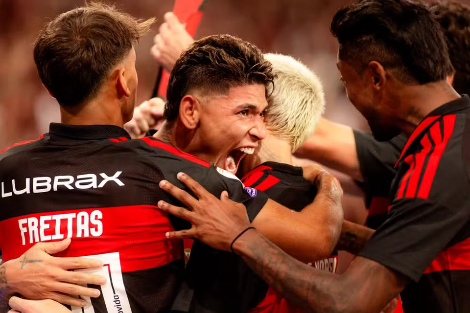 Carrascal comemora gol em Flamengo x Fluminense, pelo Brasileirão 2026 —