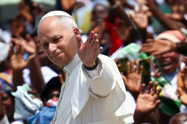 Papa Leão XIV durante visita a Angola  • Papa Leão XIV acena ao chegar para celebrar uma Santa Missa em Saurimo, Angola, em 20 de abril de 2026. REUTERS/Guglielmo Mangiapane