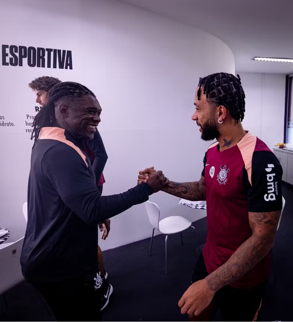 Seedorf com Memphis Depay no Corinthians —
