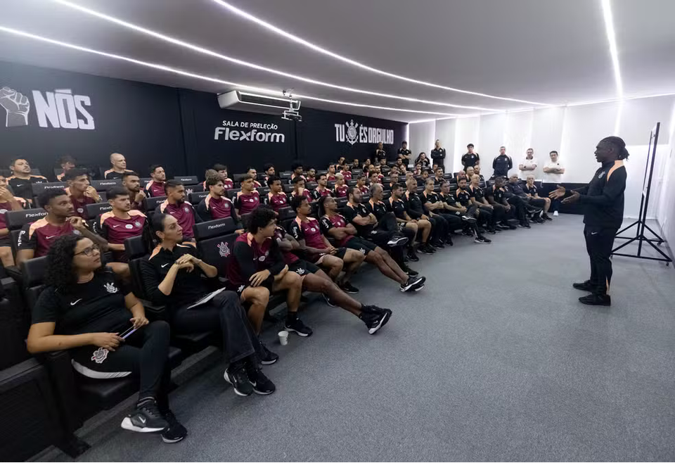 Novo técnico do Corinthians, Seedorf conversa com o elenco e membros do departamento de futebol no CT Joaquim Grava — Foto: Rodrigo Coca/Agência Corinthians