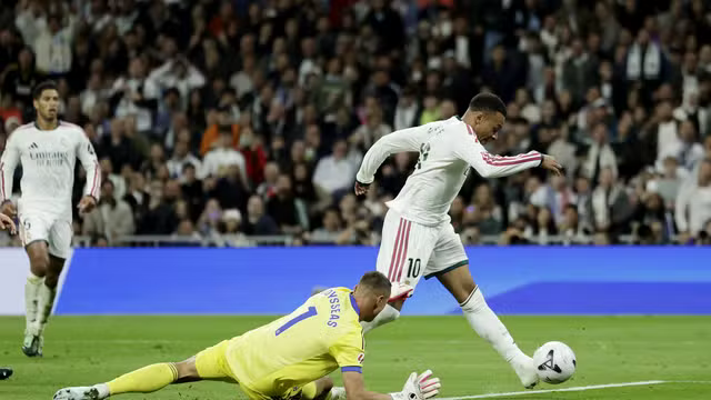Mbappé dribla o goleiro Vlachodimos antes de fazer o segundo gol do Real Madrid sobre o Sevilla (Foto: REUTERS/Violeta Santos Moura)